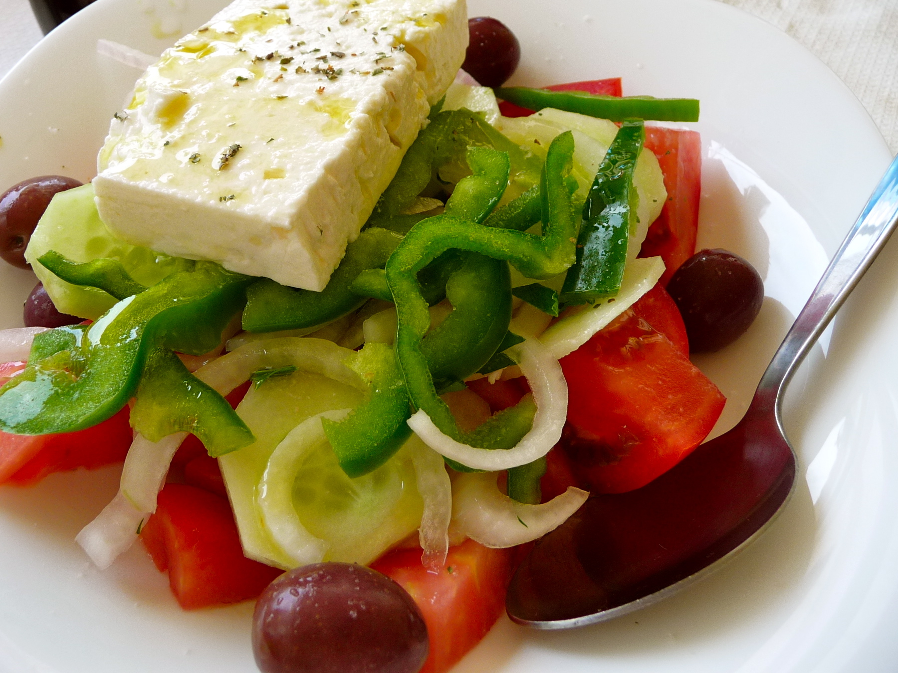 les batoilles, salade grecque, feta, tomates, concombre, olive, kalamata, oignons rouges